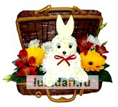 Зайчонок в сундучке с герберками из цветов